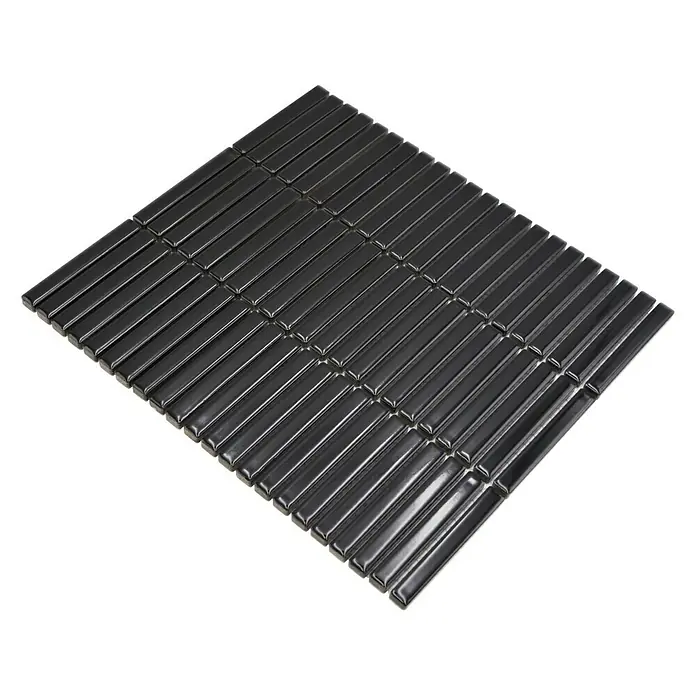 Mosaikfliese Kitkat Uni CG BBM 21 - 30,8 x 28,2 cm, Schwarz, Glänzend - Nahaufnahme von schwarzen, glänzenden, länglichen Mosaikfliesen auf einer quadratischen Matte, ideal für elegante Wand- und Bodengestaltungen.