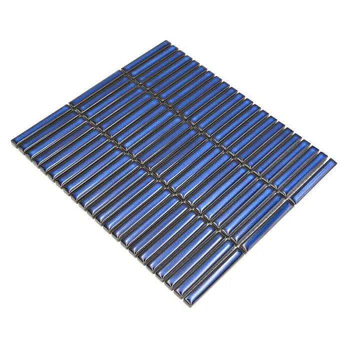 Mosaikfliese Kitkat Uni CG BBM 51 - 30,8 x 28,2 cm, Kobaltblau, Glänzend - Nahaufnahme eines blauen Mosaikfliesen-Blattes, die für dekorative Wand- und Bodenbeläge verwendet werden kann.