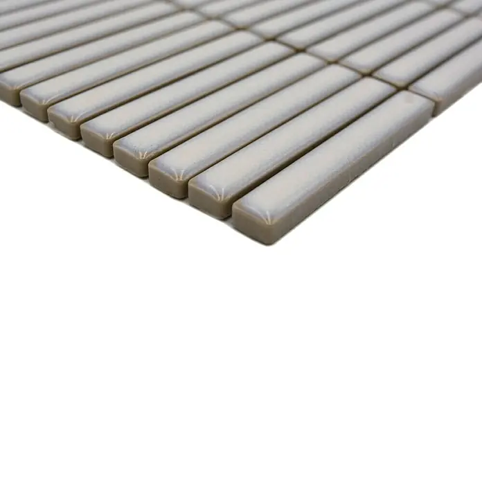 Mosaikfliese Kitkat Uni CG BBM 31 - 30,8 x 28,2 cm, Altweiß, Glänzend - Nahaufnahme eines Musters aus länglichen, beigefarbenen Keramikfliesen mit glänzender Oberfläche, ideal für moderne Wandgestaltungen.