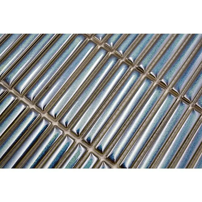 Mosaikfliese Kitkat Uni CG BBM 61 - 30,8 x 28,2 cm, Grün, Glänzend - Nahaufnahme von schimmernden, länglichen Mosaikfliesen in Blau- und Silbertönen, die ein elegantes, modernes Design für Wände und Böden bieten.