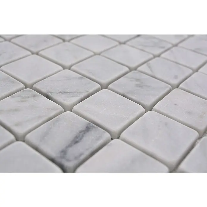 Mosaikfliese Quadrat MOS 32/2000 - 30,5 x 30,5 cm, Grau/Weiß, Matt - Nahaufnahme von weißem Marmormosaikfliesen, die ein elegantes und zeitloses Design für jeden Raum bieten.