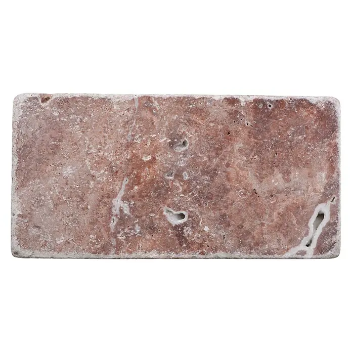 Antikmarmorfliese Travertin Rosso - 7,5 x 15 cm, Rot, Matt - Nahaufnahme eines polierten Travertin-Ziegelsteins in Rotbraun mit natürlichen Löchern und weißen Adern auf schwarzem Hintergrund.