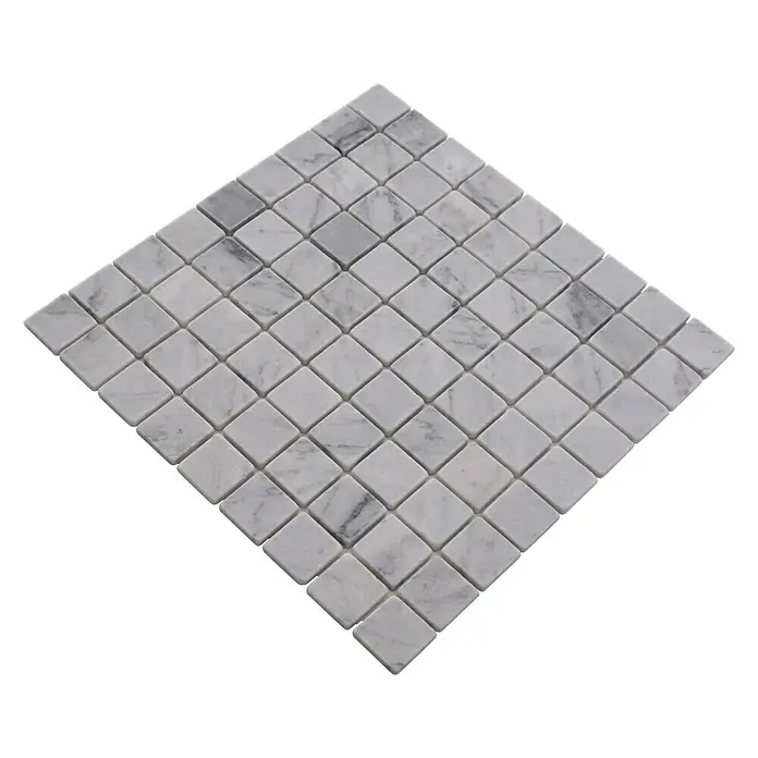 Mosaikfliese Quadrat MOS 32/2000 - 30,5 x 30,5 cm, Grau/Weiß, Matt - Detailaufnahme eines Mosaiks aus Carrara-Marmor, ideal für elegante Wand- und Bodengestaltungen im Innenbereich.