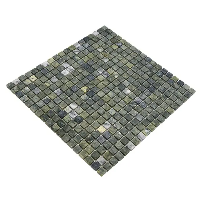 Mosaikfliese Quadrat MOS 15/407 - 32,2 x 30,5 cm, Grün, Matt - Nahaufnahme eines quadratischen Mosaikfliesenstücks in Grün- und Grautönen mit kleinen quadratischen Fliesen auf schwarzem Hintergrund.