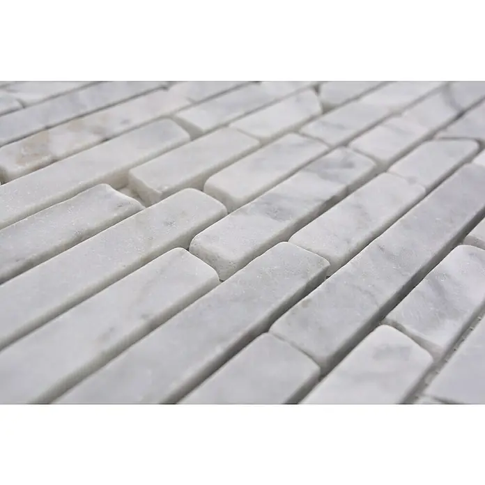 Mosaikfliese MOS BRICK 2000 - 32,2 x 30,5 cm, Weiß, Matt - Nahaufnahme von weißen Marmor-Mosaikfliesen, die eine elegante und moderne Textur für Wand- und Bodendesigns bieten.