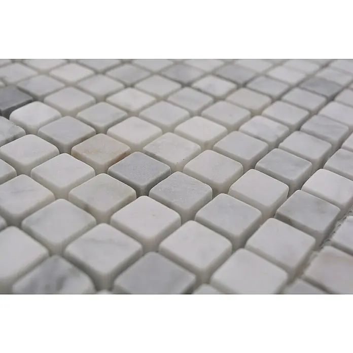 Mosaikfliese Quadrat MOS 15/2000 - 32,2 x 30,5 cm, Weiß, Matt - Nahaufnahme von Mosaikfliesen in Grau- und Weißtönen mit abgerundeten Kanten, die ein modernes und elegantes Design zeigen.