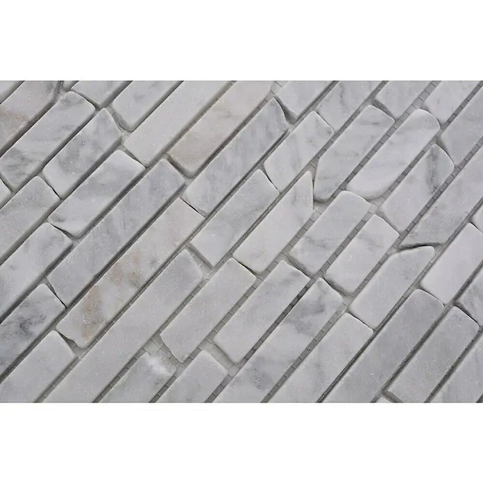 Mosaikfliese MOS BRICK 2000 - 32,2 x 30,5 cm, Weiß, Matt - Nahaufnahme eines Mosaiks aus länglichen, hellgrauen Marmorfliesen, die diagonal angeordnet sind.