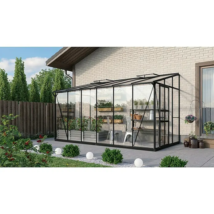 Vitavia Gewächshaus Osiris 7800 - Außenmaß inkl. Dachüberstand (B x T): 368,5 x 201 cm, 3 mm, Schwarz - Ein geräumiges Gewächshaus mit schwarzen Rahmen und Glaswänden, das an ein Backsteingebäude angebaut ist. Es bietet Platz für Pflanzen und Geräte.