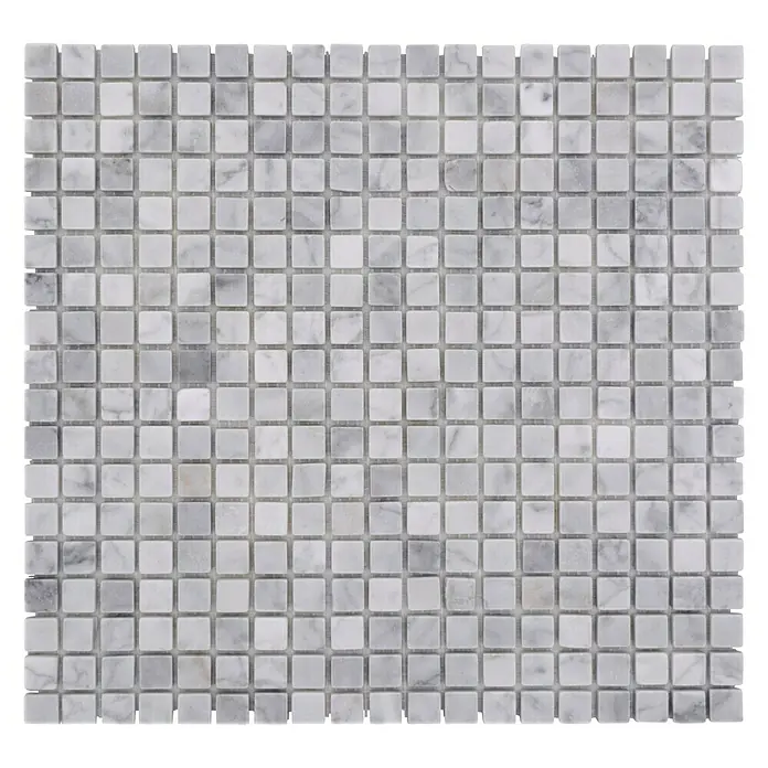 Mosaikfliese Quadrat MOS 15/2000 - 32,2 x 30,5 cm, Weiß, Matt - Nahaufnahme eines quadratischen Mosaikfliesenmusters in Grau- und Weißtönen mit einem subtilen Marmoreffekt, ideal für moderne Dekore.
