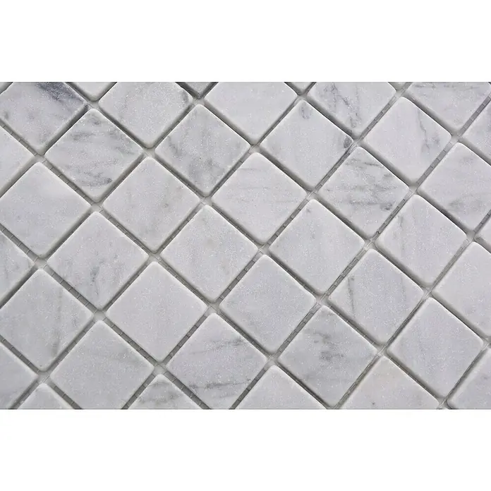 Mosaikfliese Quadrat MOS 32/2000 - 30,5 x 30,5 cm, Grau/Weiß, Matt - Nahaufnahme von quadratischen Carrara-Marmor-Mosaikfliesen, die ein elegantes Muster für Bad oder Küche bilden.