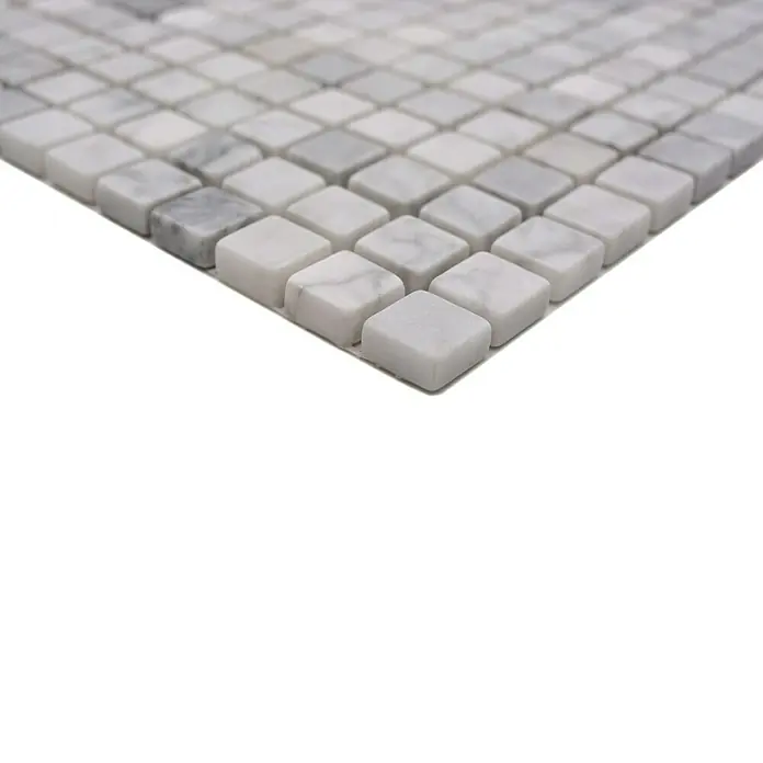 Mosaikfliese Quadrat MOS 15/2000 - 32,2 x 30,5 cm, Weiß, Matt - Nahaufnahme von quadratischen Marmorfliesen mit abgerundeten Kanten in einem hellen Grauton, ideal für stilvolle Wand- und Bodengestaltungen.