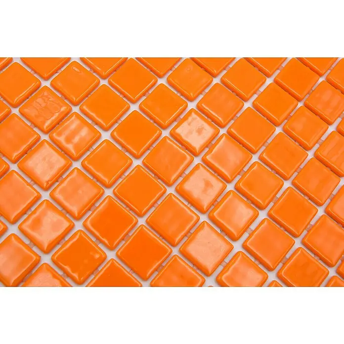 Mosaikfliese Quadrat Eco Lisos VP25820PUR - 31,6 x 31,6 cm, Orange, Glänzend - Nahaufnahme eines Musters aus glänzenden, quadratischen, orangefarbenen Mosaikfliesen, die für lebendige Akzente in jedem Raum sorgen.