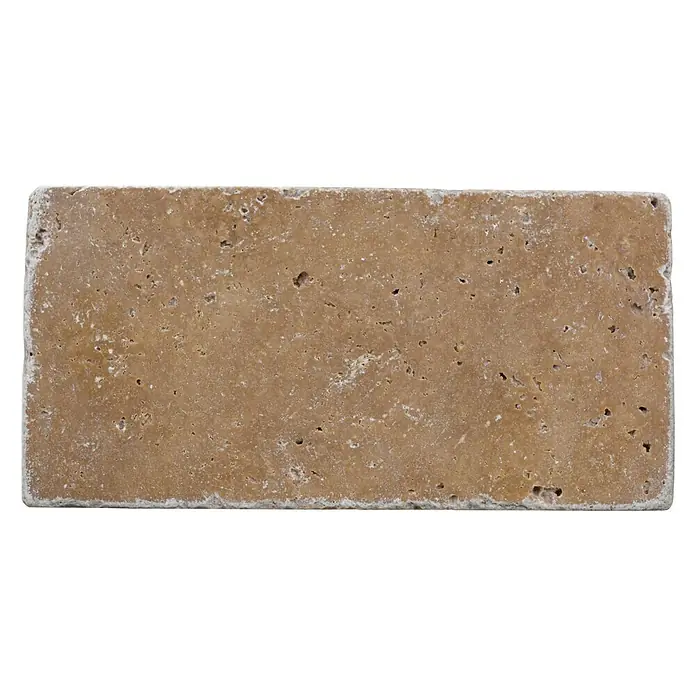Antikmarmorfliese Travertin Noce - 7,5 x 15 cm, Beige/Braun, Matt - Nahaufnahme eines Travertinziegels mit beiger Farbe und poröser Textur, ideal für Innen- und Außendesign.