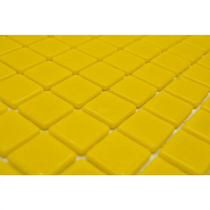 Mosaikfliese Quadrat Eco Lisos VP25801PUR - 31,6 x 31,6 cm, Gelb, Glänzend - Nahaufnahme von glänzenden, gelben quadratischen Mosaikfliesen, die ein einheitliches Muster für Bastelprojekte oder Dekor bilden.