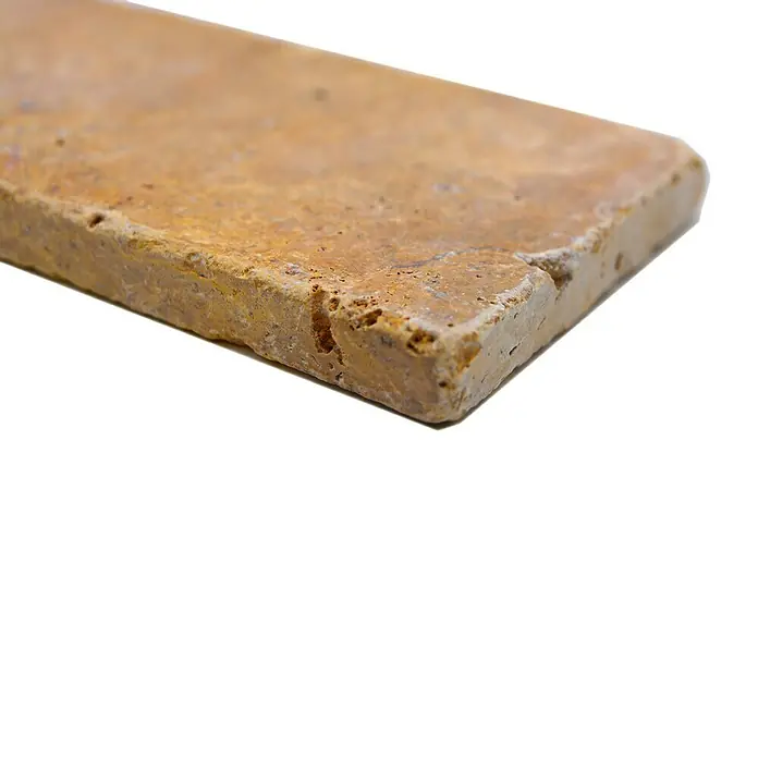 Antikmarmorfliese Travertin Gold - 7,5 x 15 cm, Gold, Matt - Nahaufnahme einer rechteckigen Travertinfliese in warmen Erdtönen, die ihre natürliche Textur und poröse Oberfläche zeigt.