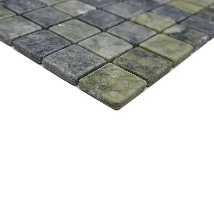 Mosaikfliese Quadrat MOS 32/407 - 30,5 x 30,5 cm, Grün, Matt - Nahaufnahme von quadratischen Mosaikfliesen in Grau- und Grüntönen, die ein elegantes und natürliches Design für Innenausstattung zeigen.