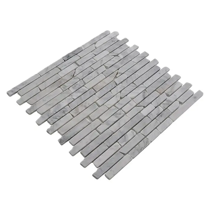 Mosaikfliese MOS BRICK 2000 - 32,2 x 30,5 cm, Weiß, Matt - Nahaufnahme einer Marmor-Mosaikfliese mit länglichen Stäbchen in Grau- und Weißtönen, die eine elegante Textur und ein modernes Design zeigt.