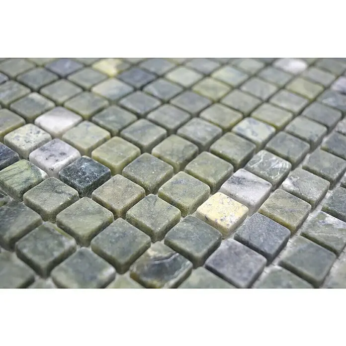Mosaikfliese Quadrat MOS 15/407 - 32,2 x 30,5 cm, Grün, Matt - Nahaufnahme von grünen Mosaikfliesen, die ein geometrisches Muster für Badezimmer oder Küchenrückwände bilden. Perfekt für stilvolle Interieurs.