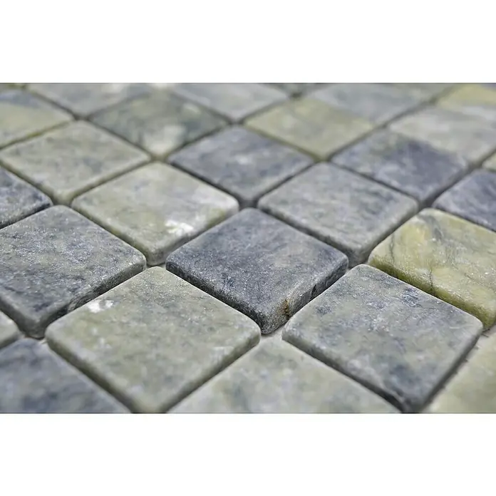 Mosaikfliese Quadrat MOS 32/407 - 30,5 x 30,5 cm, Grün, Matt - Nahaufnahme von quadratischen Mosaikfliesen in Grün- und Grautönen, die ein elegantes und natürliches Muster für die Innenraumgestaltung bilden.