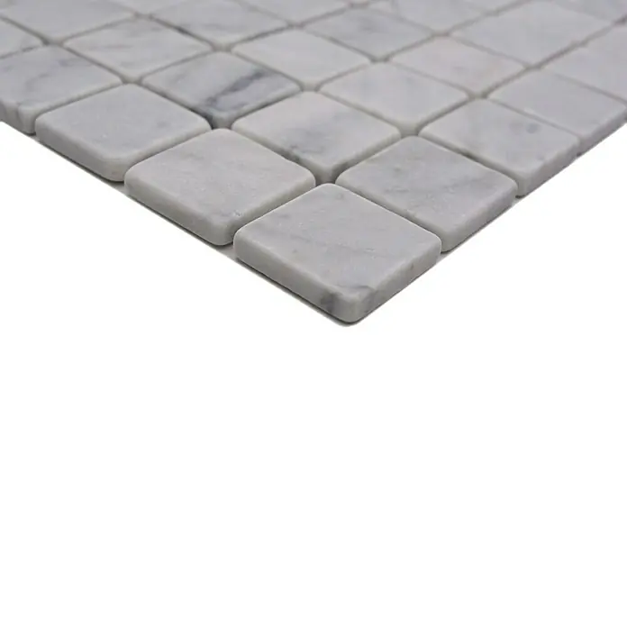 Mosaikfliese Quadrat MOS 32/2000 - 30,5 x 30,5 cm, Grau/Weiß, Matt - Nahaufnahme eines Blatts mit quadratischen Carrara-Marmor-Mosaikfliesen in Grau- und Weißtönen, ideal für stilvolle Akzente.