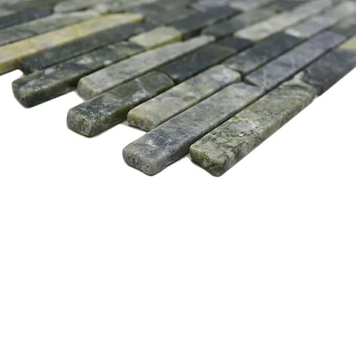Mosaikfliese Uni MOS BRICK 407 - 32,2 x 30,5 cm, Grün, Matt - Nahaufnahme eines Mosaiks aus grünen Natursteinstreifen, ideal für stilvolle Wand- oder Bodenbeläge im Innenbereich.