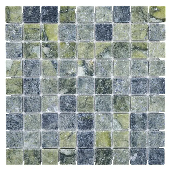 Mosaikfliese Quadrat MOS 32/407 - 30,5 x 30,5 cm, Grün, Matt - Detailaufnahme von grünen und grauen Marmormosaikfliesen, die ein elegantes und natürliches Muster für Innenräume bilden.