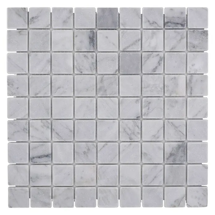 Mosaikfliese Quadrat MOS 32/2000 - 30,5 x 30,5 cm, Grau/Weiß, Matt - Hochauflösendes Bild von quadratischen Carrara-Mosaikfliesen, die sich ideal für zeitlose Bad- und Küchenrückwände eignen.