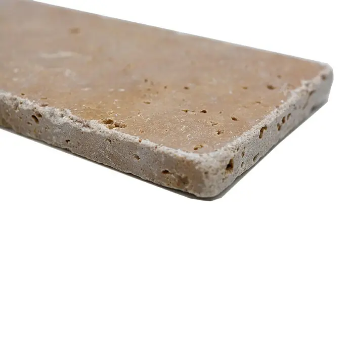 Antikmarmorfliese Travertin Noce - 7,5 x 15 cm, Beige/Braun, Matt - Detailaufnahme einer Travertinfliese in warmen Erdtönen, die die natürliche Textur und die poröse Oberfläche des Materials hervorhebt.