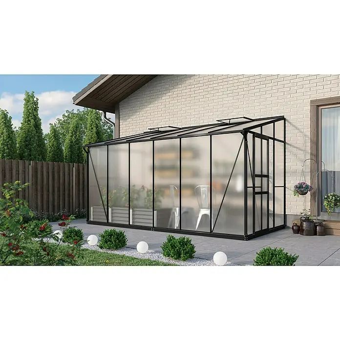 Vitavia Gewächshaus Osiris 7800 - Außenmaß inkl. Dachüberstand (B x T): 368,5 x 201 cm, 4 mm, Schwarz - Nahaufnahme eines Gewächshauses mit transparenten Wänden, das sich an ein Wohnhaus anlehnt. Es bietet einen idealen Raum für den Pflanzenanbau.