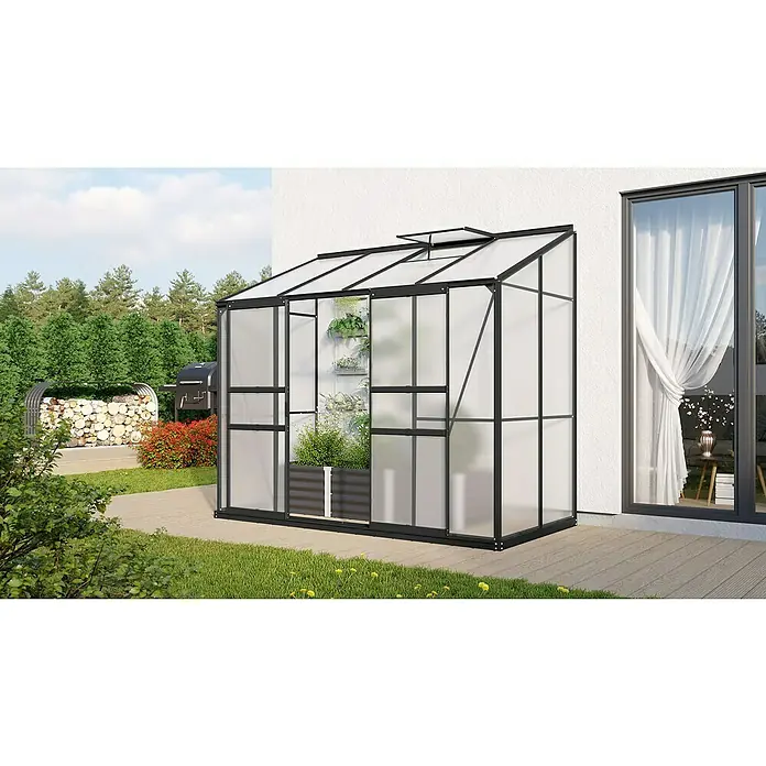 Vitavia Gewächshaus Styx 3300 - Außenmaß inkl. Dachüberstand (B x T): 255 x 132 cm, 4 mm, Schwarz - Nahaufnahme eines Gewächshauses mit Pflanzen an einer Hauswand, das professionelles Gärtnern und Anpflanzen demonstriert.