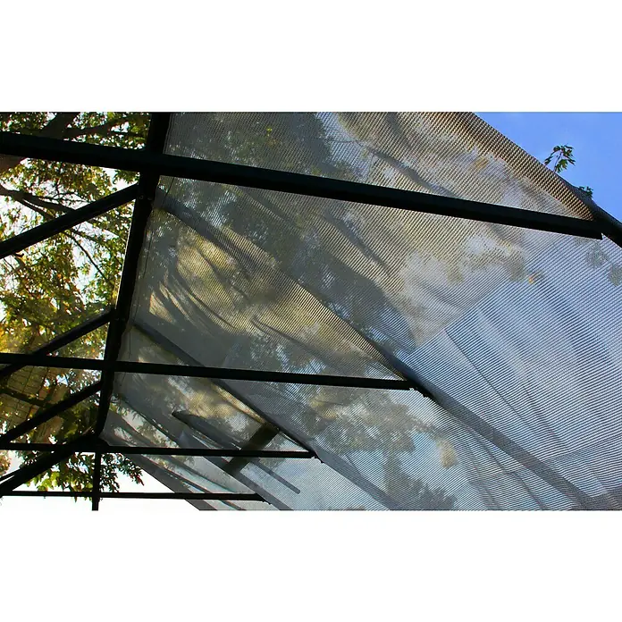 Vitavia Gewächshaus Helena 10200 Plus - Außenmaß inkl. Dachüberstand (B x T): 397 x 266 cm, 3 mm, Aluminium - Ansicht von unten auf eine Pergola mit hellem, strukturiertem Schattentuch, das teilweise den Himmel und Bäume verdeckt.