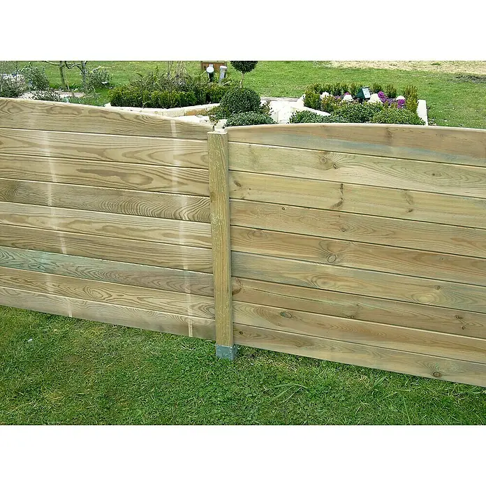 Cerland Friso machihembrado Lisa - Pino, L x An x Es: 200 cm x 12 cm x 22 mm - Primer plano de una valla de madera en un jardín, que proporciona privacidad y encanto rústico. Está hecha de tablones horizontales y un poste robusto.