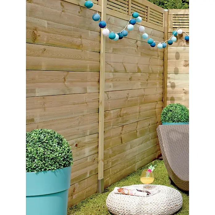 Cerland Friso machihembrado Lisa - Pino, L x An x Es: 200 cm x 12 cm x 22 mm - Una valla de madera decorativa con luces de colores crea un ambiente acogedor en el jardín. Diseño de jardín con toques alegres.