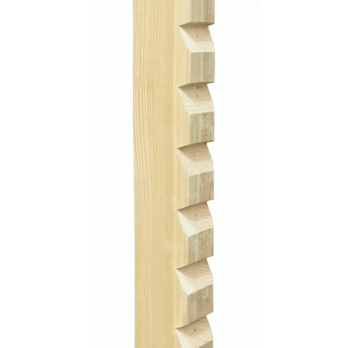 Cerland Poste para cercado en V - Altura: 200 cm, Natural, Madera - Primer plano de un poste de madera con recortes dentados en forma de cuña, destacando la veta natural de la madera y su textura.