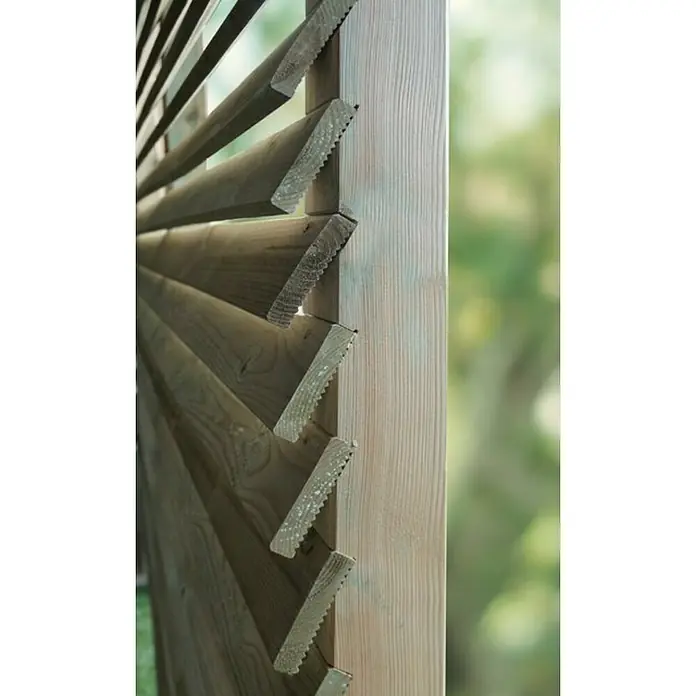 Cerland Poste para cercado en V - Altura: 200 cm, Natural, Madera - Primer plano de una elegante valla de ocultación hecha de madera clara con lamas, ideal para jardín y terraza.