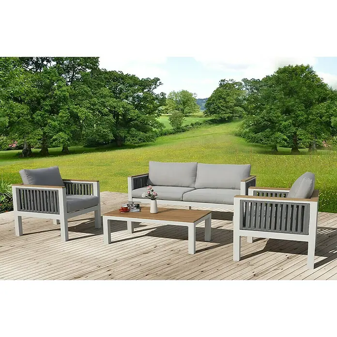 Sunfun Conjunto de muebles Samay - 4 pzs., Aluminio/Cuerda sintética, Gris/Blanco - Juego de salón de exterior con sofá, sillones y mesa sobre una terraza de madera con césped al fondo.