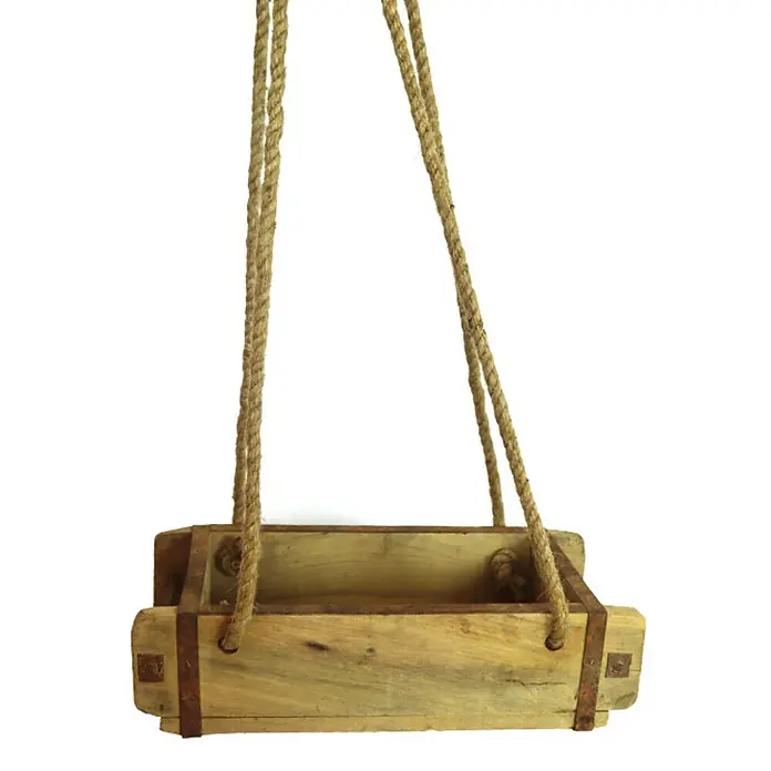 Holzbox Brick zum Hängen - 43 x 31 x 15 cm, Natur - Eine rustikale, hängende Holzpflanzkiste mit Seilaufhängung. Ideal für Pflanzenliebhaber, die einen Hauch von Vintage-Charme suchen.