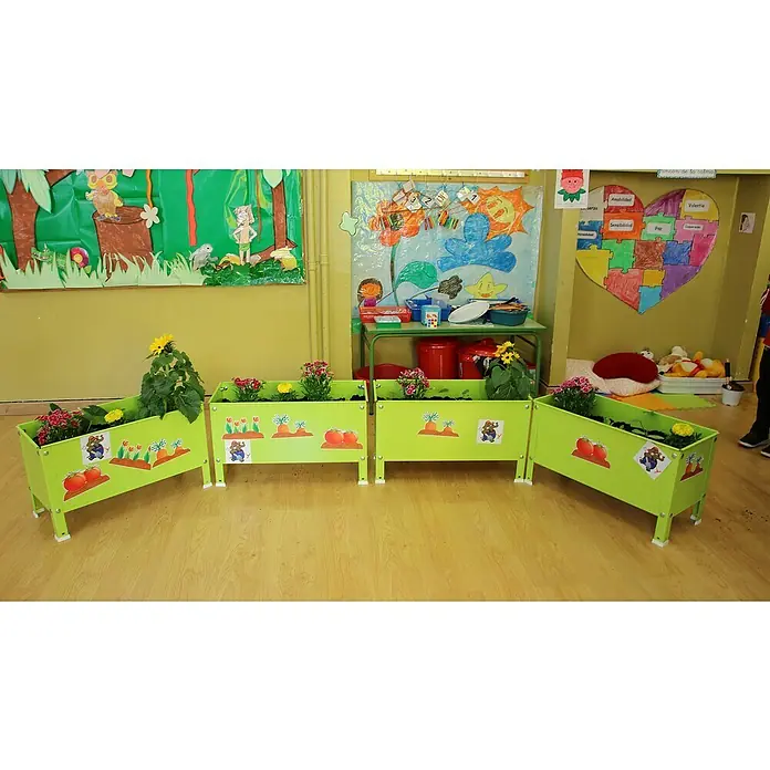 Simonrack Simongarden Huerto urbano Urban kid - L x An x Al: 41 x 90 x 40 cm, Aluminio, Verde - Primer plano de cuatro jardineras verdes decoradas con pegatinas de flores y verduras que forman un pequeño jardín dentro de una habitación.