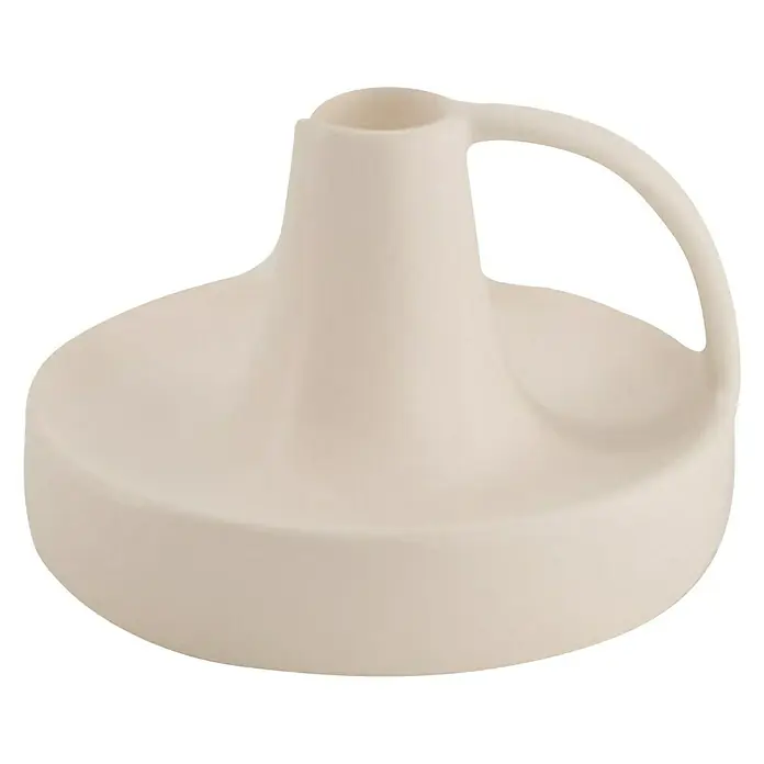 Kerzenhalter - Weiß, Ø x H: 12 x 8 cm, Keramik - Nahaufnahme einer cremefarbenen Vase mit einem Henkel auf schwarzem Hintergrund, die die schlichte Eleganz des Designs hervorhebt.