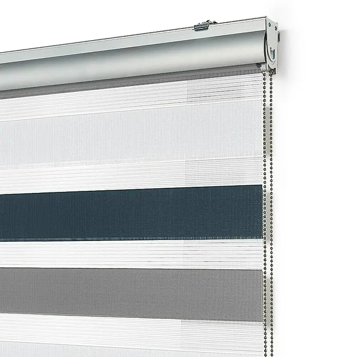 Estor noche y día Platinum - An x Al: 120 x 250 cm, Tricolor - Primer plano de una persiana enrollable doble a rayas, con tejido opaco y translúcido alternado, ideal para un control flexible de la luz.