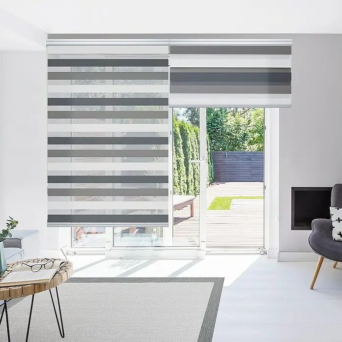 Estor noche y día Platinum - An x Al: 120 x 250 cm, Tricolor - Elegantes estores enrollables dobles a rayas en tonos grises y blancos, que ofrecen una decoración de ventana moderna y un control de luz flexible.