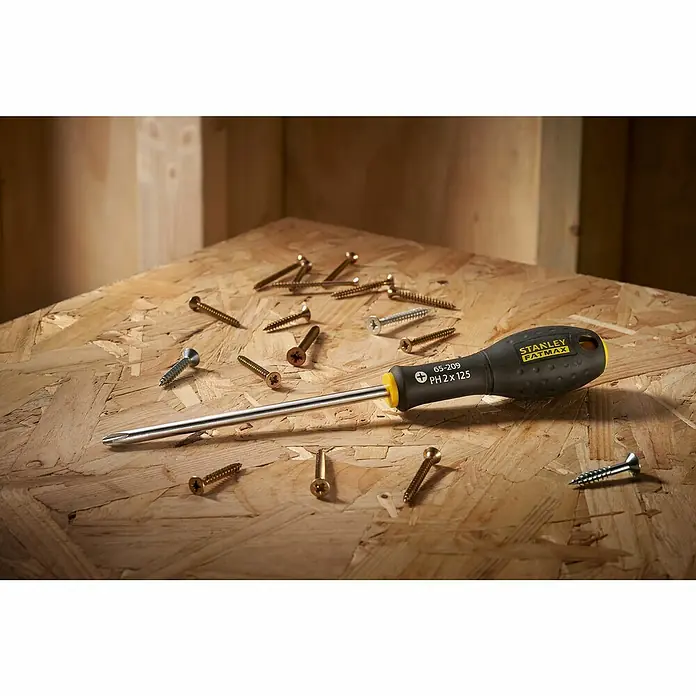 Stanley FatMax Schraubendreher - Klingenlänge: 125 mm, PH 2 - Nahaufnahme eines Stanley Fatmax Schraubendrehers und Schrauben auf einer Holzoberfläche.
