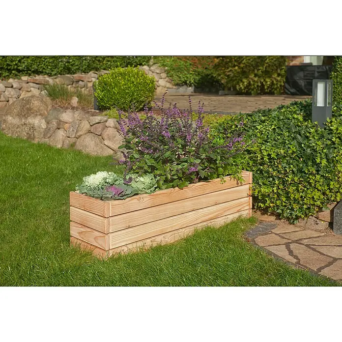 Kiehnholz Pflanzkasten - Außenmaß (L x B x H): 116 x 33 x 30 cm, Holz, Natur - Ein hölzerner Pflanzkasten mit üppigen grünen und lila Pflanzen steht inmitten eines grünen Gartens. Ideal für Terrasse oder Garten.