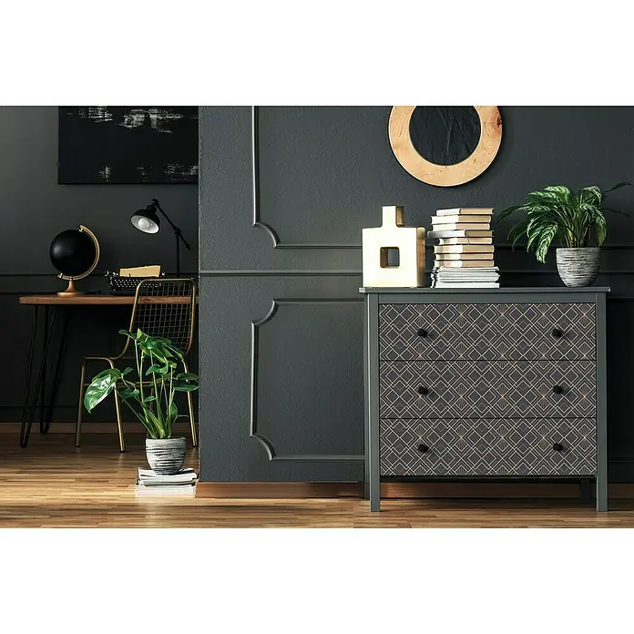D-c-fix Trendyline Lámina adhesiva Líneas - 150 x 67,5 cm, Morado, Autoadhesivo - Aparador gris con tres cajones y un patrón geométrico, perfecto para un hogar elegante.