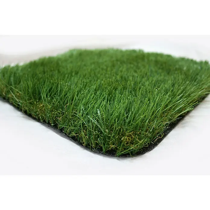Césped artificial Argentina - 5 x 2 m, Altura del pelo: 40 mm, 18.900 puntadas/m² - Primer plano de césped artificial con fibras verdes y base negra, ideal para jardines y terrazas.