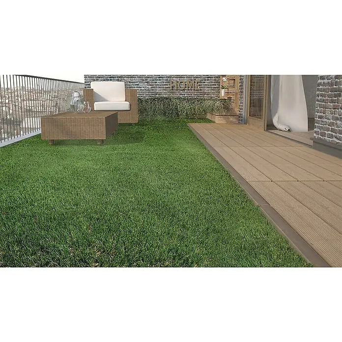 Césped artificial Zurich - 4 x 1 m, Altura del pelo: 40 mm, 19.950 puntadas/m² - Elegante área exterior con césped artificial, muebles de salón y terraza de madera, perfecto para relajarse al aire libre.
