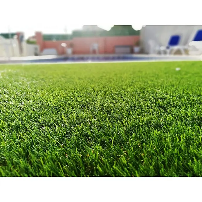 Césped artificial Argentina - 5 x 2 m, Altura del pelo: 40 mm, 18.900 puntadas/m² - Primer plano de césped artificial exuberante y verde, perfecto para jardines y patios, ofreciendo un aspecto cuidado durante todo el año.