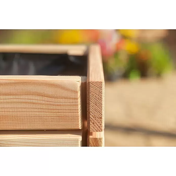 Kiehnholz Pflanzkasten - Außenmaß (L x B x H): 116 x 33 x 30 cm, Holz, Natur - Nahaufnahme eines hellen Holz-Pflanzkastens mit sichtbarer Maserung und schwarzer Auskleidung, im Freien.