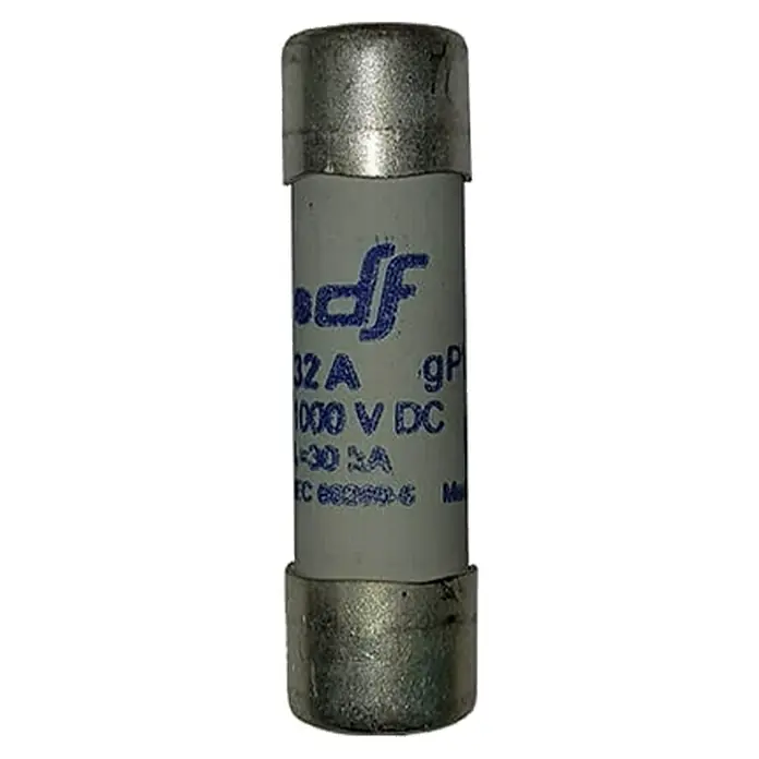 Base portafusibles y fusible de 30A - 30 A, Gris, 1.000 V - Primer plano de un fusible cilíndrico de 32A gP 1000 V CC con tapas terminales plateadas y letras azules sobre fondo blanco.