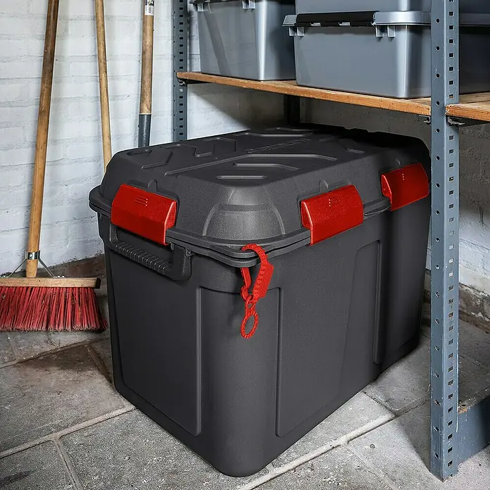 Sunware Aufbewahrungsbox Q-Line - L x B x H: 79 x 54,5 x 54,5 cm, Kunststoff, Anthrazit - Eine schwarze Aufbewahrungsbox mit roten Verschlüssen, ideal für die Lagerung im Haus oder in der Garage.